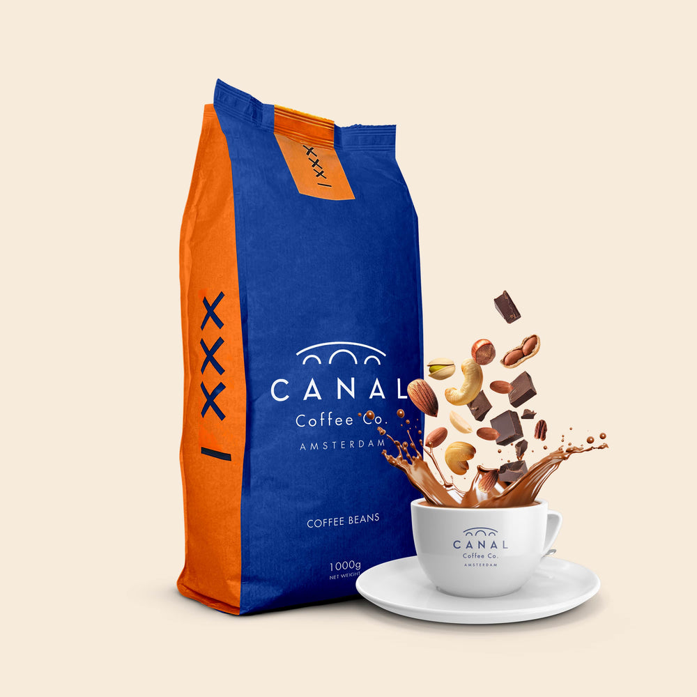 Canal Coffee Amsterdam van CaféHuis – biologische en klimaatneutrale koffiebonen, intens en krachtig met pure chocoladesmaak. Amsterdamse koffie met karakter, ideaal voor espresso, latte en cappuccino. Gezonde keuze voor bewuste koffieliefhebbers die premium kwaliteit en duurzame, cafékwaliteit koffie thuis willen ervaren. Certified Climate Neutral, 100% Arabica en Robusta blend, rijke cacaotonen, voor een volle en robuuste smaakbeleving